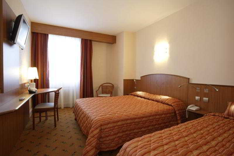 Kyriad Hotel Tours Centre Екстер'єр фото